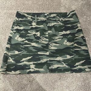 CAMO SKIRT BY KENSIE JEANS size 8 like new!